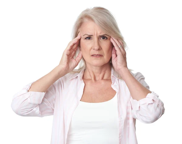 Ritratto di donna anziana attraente con mal di testa isolato — Foto Stock