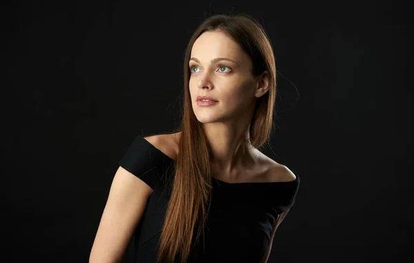 Retrato de estudio de una mujer bonita sobre fondo negro — Foto de Stock