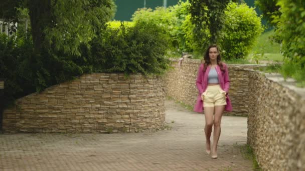 Şehir Parkında Güzel Bir Kadın Yürüyor — Stok video