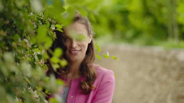 Açık Havada Mutlu Esmer Kadın Portresi — Stok video