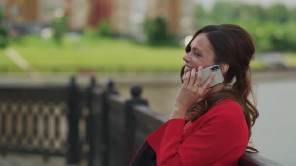 おしゃれな女性が街のスマートフォンで話してる — ストック動画