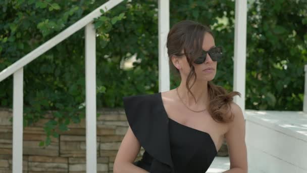 Mujer Bastante Moda Está Usando Gafas Sol Aire Libre Retrato — Vídeos de Stock