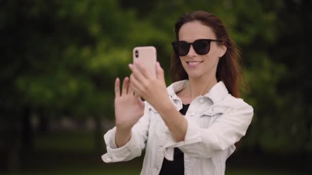 Όμορφη Γυναίκα Βγάζει Selfie Στο Κινητό Της Στο Πάρκο Υπαίθρια — Αρχείο Βίντεο