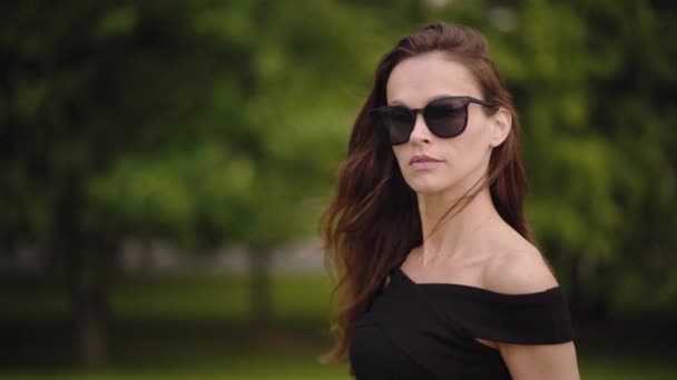 Piękna Młoda Kobieta Nosi Okulary Przeciwsłoneczne Letnim Parku Portret Zewnątrz — Wideo stockowe