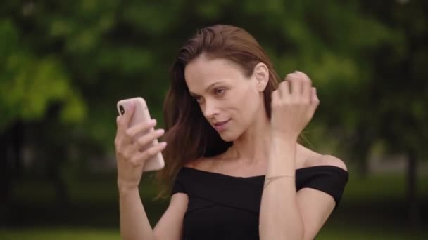 Krásná Žena Bere Selfie Svůj Smartphone Hezká Dívka Telefonem — Stock video
