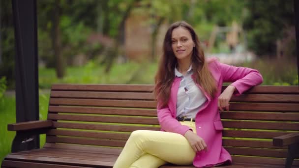 Kaygısız Güzel Kadın Şehir Parkında Salıncakta Sallanıyor Yaz Günü — Stok video