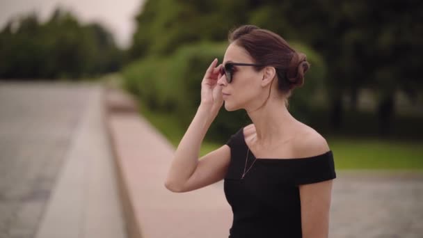 Unbekümmert Trägt Die Schöne Frau Auf Der Straße Eine Sonnenbrille — Stockvideo