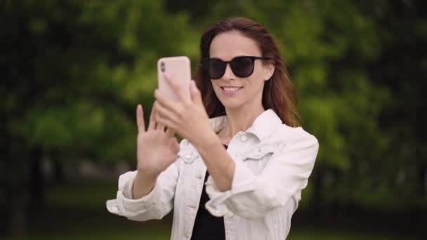 Hermosa Mujer Está Tomando Selfie Teléfono Inteligente Chica Bonita Con — Vídeo de stock