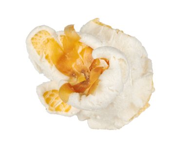 Tek patlamış mısırın makrosu kesme yolu ile beyaz arkaplanda izole edilmiş