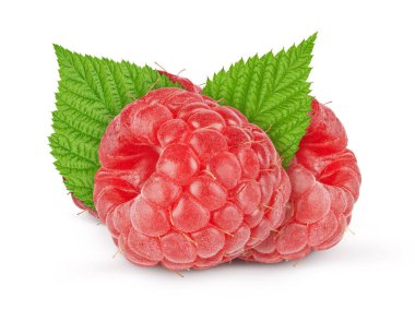 Beyaz arka planda yeşil yapraklı olgun kırmızı ahududular. Kesme yolu