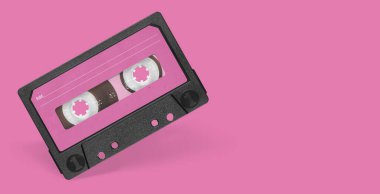 Pembe arka planda boş etiketli eski bir ses bandı kaseti. Kesme yolu
