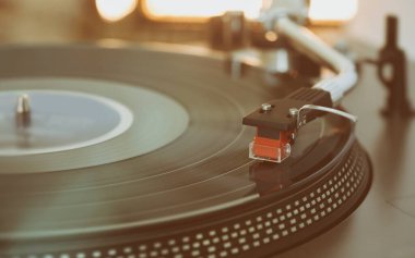 Turntable vinil LP plağı çalıyor. Kapatın.