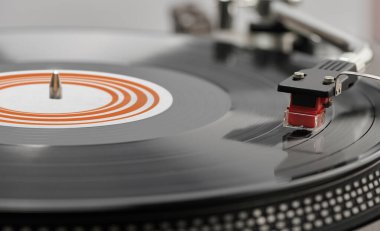 Turntable vinil LP plağı çalıyor. Kapatın.