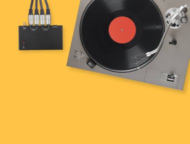 Vinil plaklı vinil turntable. Üst görünüm.