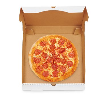 Beyaz arka planda izole edilmiş pepperonili pizza kutusunu aç. Üst görünüm