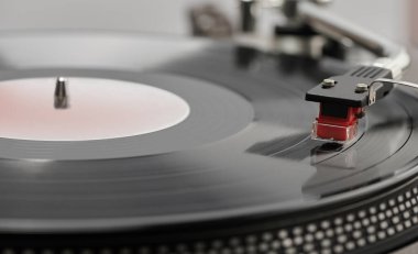 Turntable vinil LP plağı çalıyor. Kapatın.