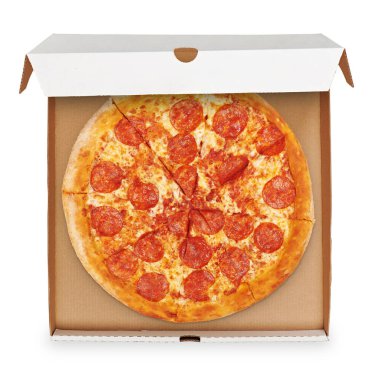Beyaz arka planda izole edilmiş açık bir kutuda pepperoni pizza. Kesme yolu