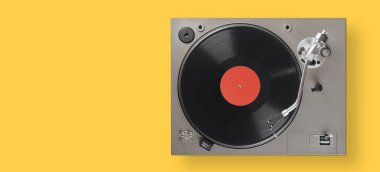 Sarı arka planda plak plağı olan turntable. Kopyalama alanı ile görünümün üstünde