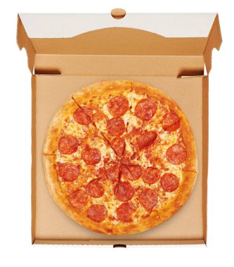 Karton kutunun üstünde taze İtalyan klasik pepperonili pizza. Kırpma yolu ile beyaz arkaplanda izole
