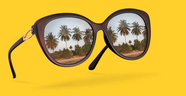 Retro Sunglasses Reflection Palms Isolated Yellow Background Clipping Path — 스톡 사진