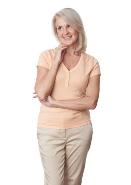 Gülümseyen ve başka tarafa bakan yaşlı güzel bir kadının portresi. Beyazda izole edilmiş