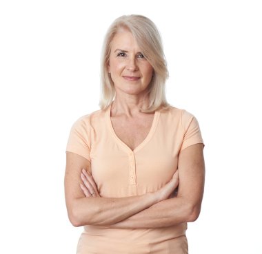 Gülümseyen orta yaşlı, olgun, gri saçlı kadın kameraya bakıyor. Beyaz arka planda izole edilmiş yaşlı, pozitif bir kadın. Mutlu yaşlı kadın.. 