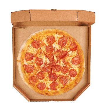 Kutu manzaralı pepperonili pizza. Beyaz arkaplanda izole