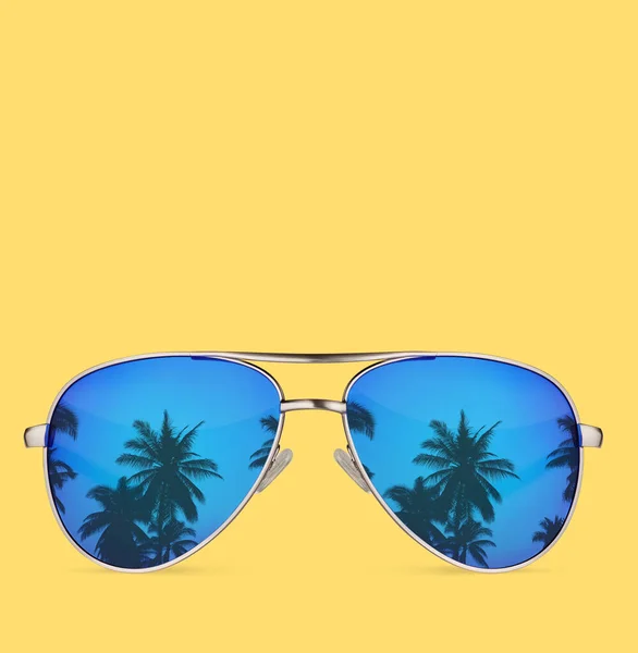 Okulary Przeciwsłoneczne Dłońmi Żółtym Tle — Zdjęcie stockowe