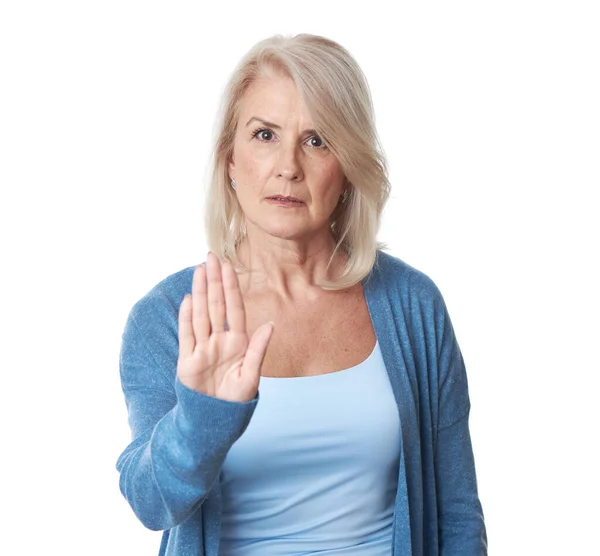 严重的老年妇女表现出停止手势的手 与白种人隔离 — 图库照片