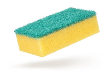 Beyaz arka planda bulaşık yıkamak için yumuşak temizlik süngeri.