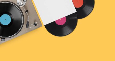 Vinil plaklı vinil turntable. Üst görünüm.