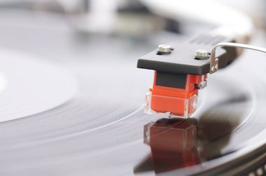 uzun oyun veya vinil LP kaydı olan turntable oynatıcısının tonarcığı.