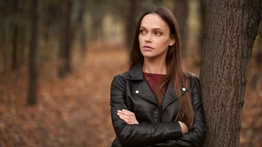 Güz parkındaki güzel kadın. Açık hava portresi.