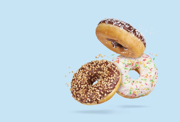 Donuts Aislado Sobre Fondo Azul Diferentes Tipos Rosquillas Con Espacio — Foto de Stock