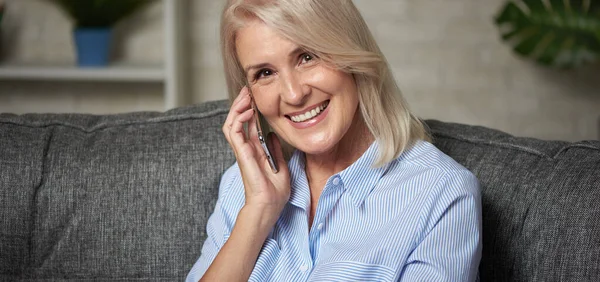 Yaşında Sarışın Bir Kadın Telefonla Konuşuyor Evdeki Emekli Kadın — Stok fotoğraf