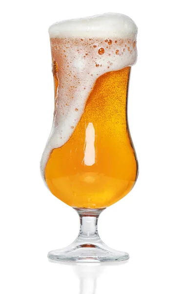 Kırpma Yolu Olan Beyaz Bir Arkaplanda Izole Edilmiş Bira Bardağı — Stok fotoğraf