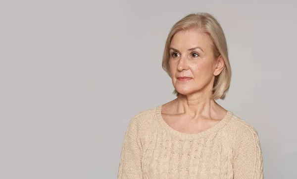 Studioinspelning För Äldre Kvinnor Porträtt Gammal Kvinna Isolerad — Stockfoto