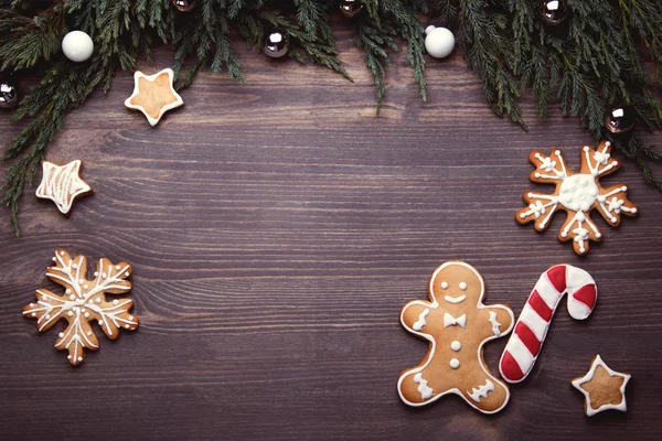 Ahşap arka planda zencefilli kurabiyeler