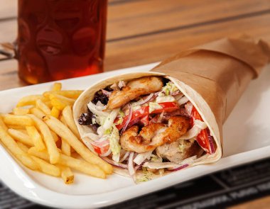 Tavukla yuvarlan. Geleneksel Avrupa fast food.