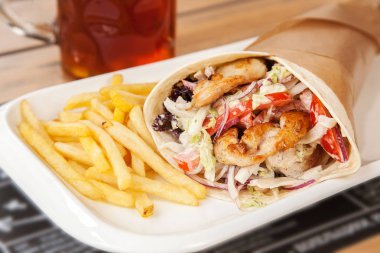 Tavukla yuvarlan. Geleneksel Avrupa fast food.