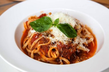 Fesleğenli bolognese makarna