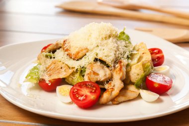 Tavuklu Sezar salatası