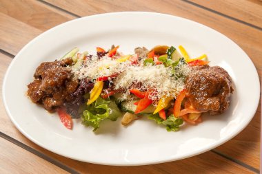 Zencefil sos ve sebze ile sığır eti