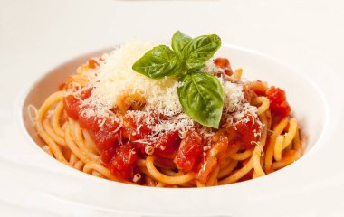 domates soslu ve peynirli makarna