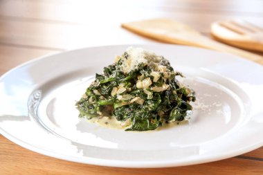 Demlenmiş peynir ile ıspanak