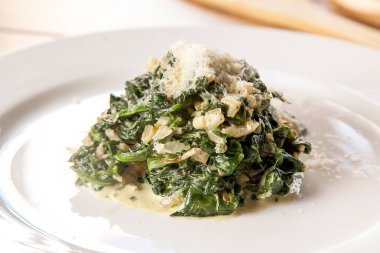 Demlenmiş peynir ile ıspanak