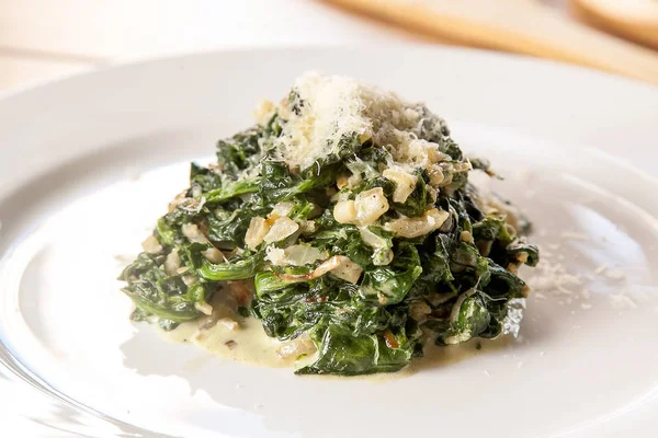 Demlenmiş peynir ile ıspanak