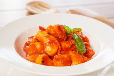 Domuz elma ve kırmızı sos ile