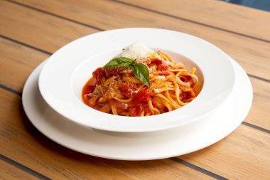 domates soslu ve peynirli makarna