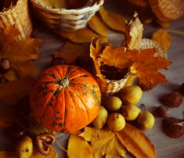 Olgun kabak, sonbahar yaprakları, kestane ve ahşap bir masa üzerinde yabani armut meyve. Cadılar Bayramı kavramı, sonbahar kompozisyon natürmort